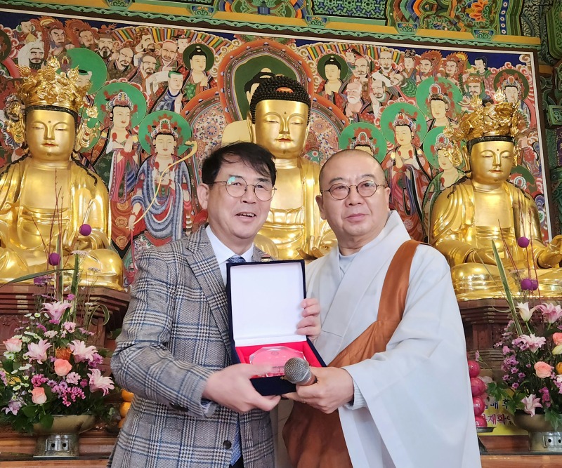 용수회회장님께 공로패 증정.jpg